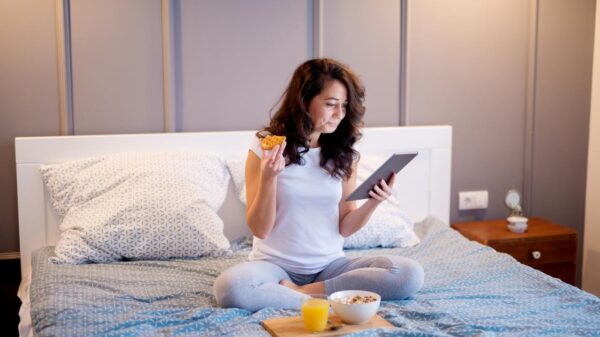 Evitar cafeína, frituras e açúcar à noite pode ajudar a garantir um sono mais profundo e reparador