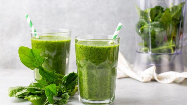 Folhas verdes escuras ricas em fibras podem ajudar a melhorar o funcionamento do intestino