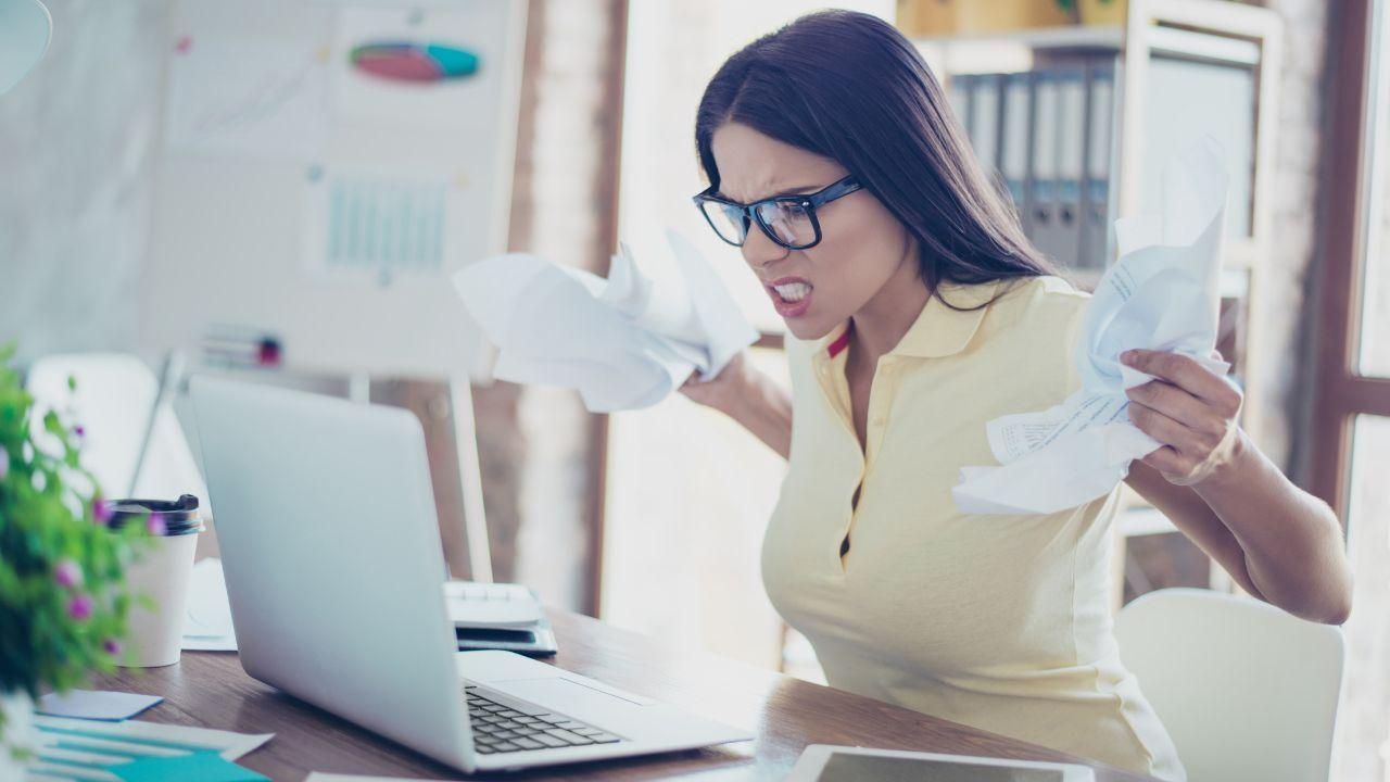 Imagem de uma mulher irritada no trabalho