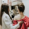 Mamografia é essencial para detectar o câncer de mama ainda em estágio inicial
