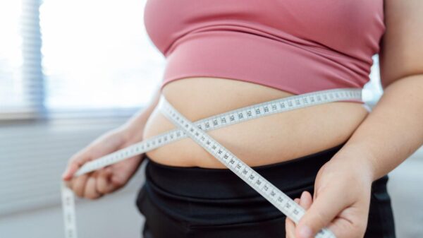 Imagem de uma pessoa obesa sendo medida na cintura
