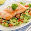 Imagem de um peixe cozido em um prato com legumes
