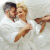 Imagem de um casal deitados na cama