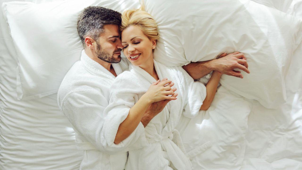 Imagem de um casal deitados na cama