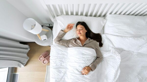 Imagem de uma mulher deitada de costas na cama
