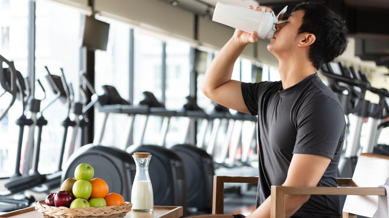 Imagem de um homem na academia bebendo uma vitamina