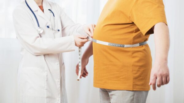 Barriga inchada varia ao longo do dia, enquanto estômago alto é mais constante