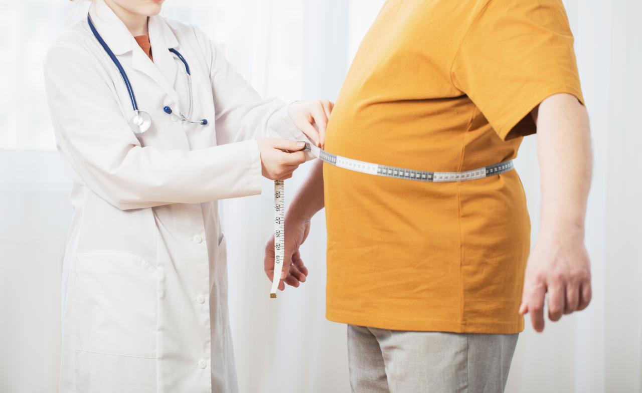 Barriga inchada varia ao longo do dia, enquanto estômago alto é mais constante