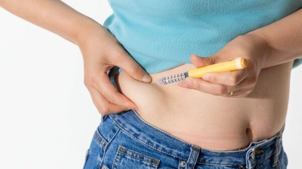 Imagem de uma pessoa aplicando caneta emagrecedora na lateral da barriga