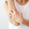 Coceira na menopausa? Entenda por que sua pele muda e como acabar com a dor
