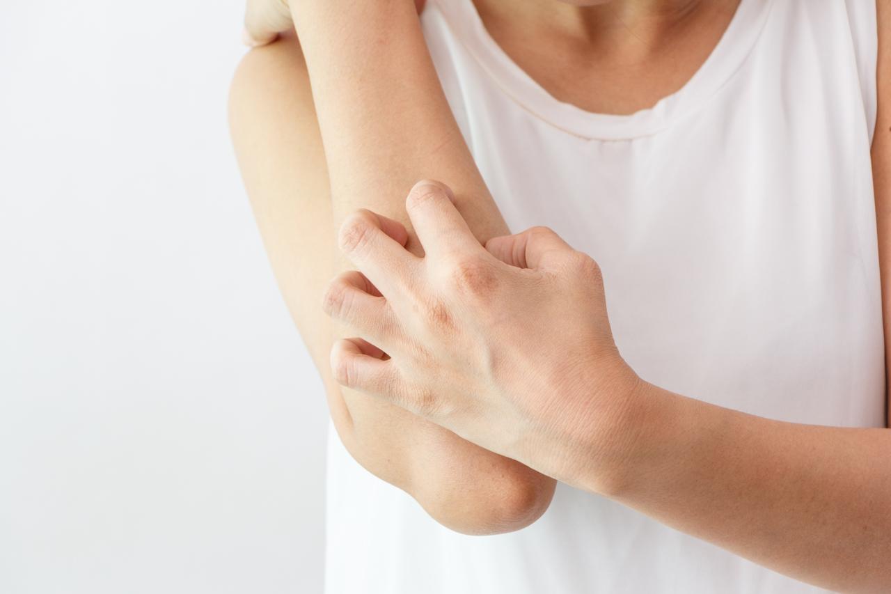 Coceira na menopausa? Entenda por que sua pele muda e como acabar com a dor