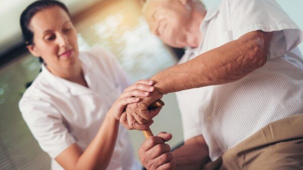 Cochilos frequentes em idosos podem indicar problemas de saúde, segundo estudo científico