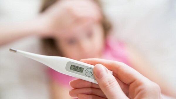 Cuidados simples ajudam a reduzir a febre e aliviar os sintomas sem uso de medicamentos