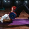Imagem de uma mulher malhando glúteo com exercício de elevação pélvica