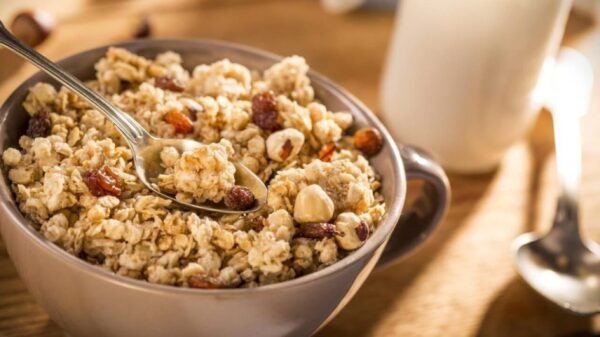 Granola pode ajudar no emagrecimento, mas exige atenção às porções