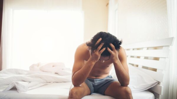 homem sentado na cama