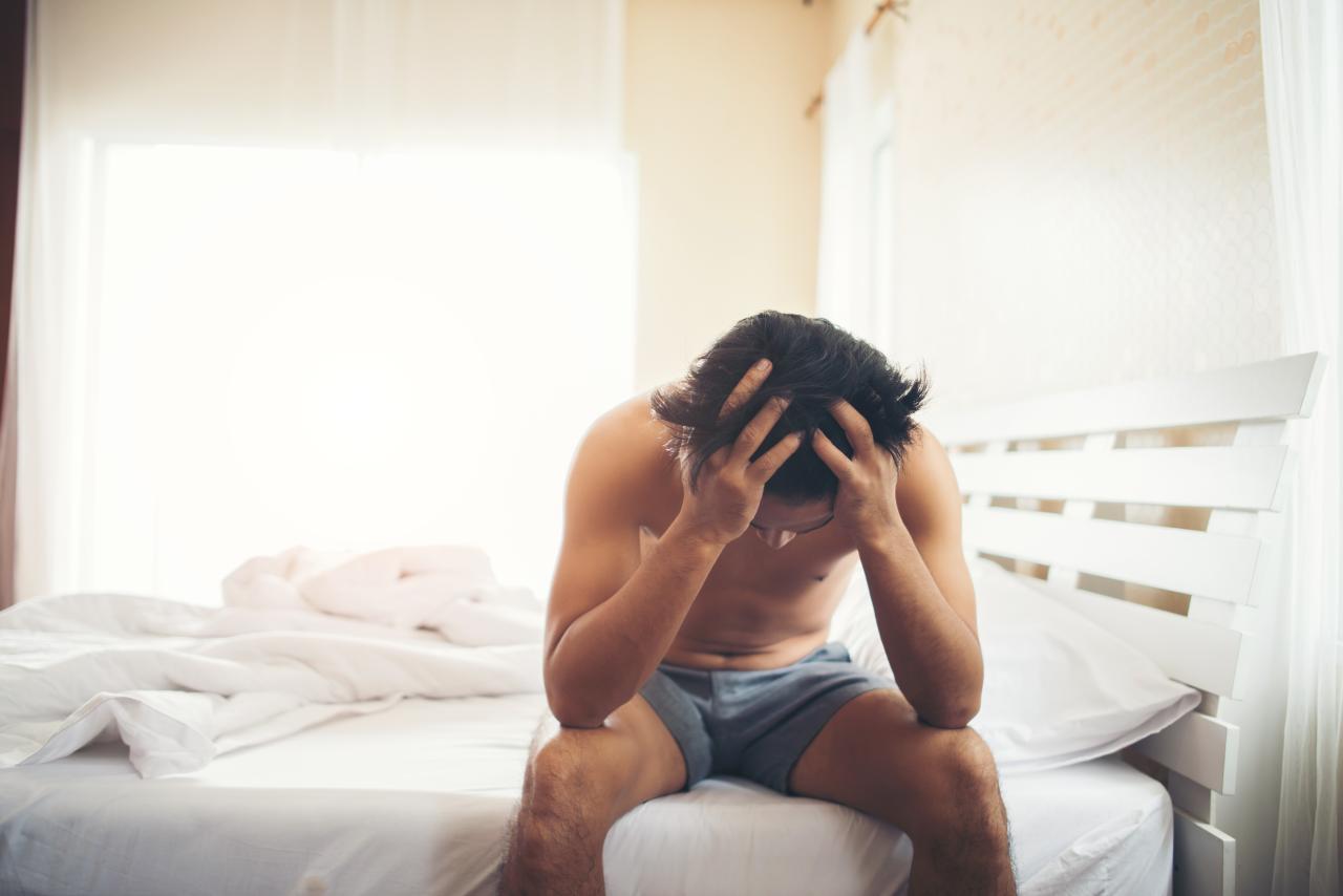 homem sentado na cama