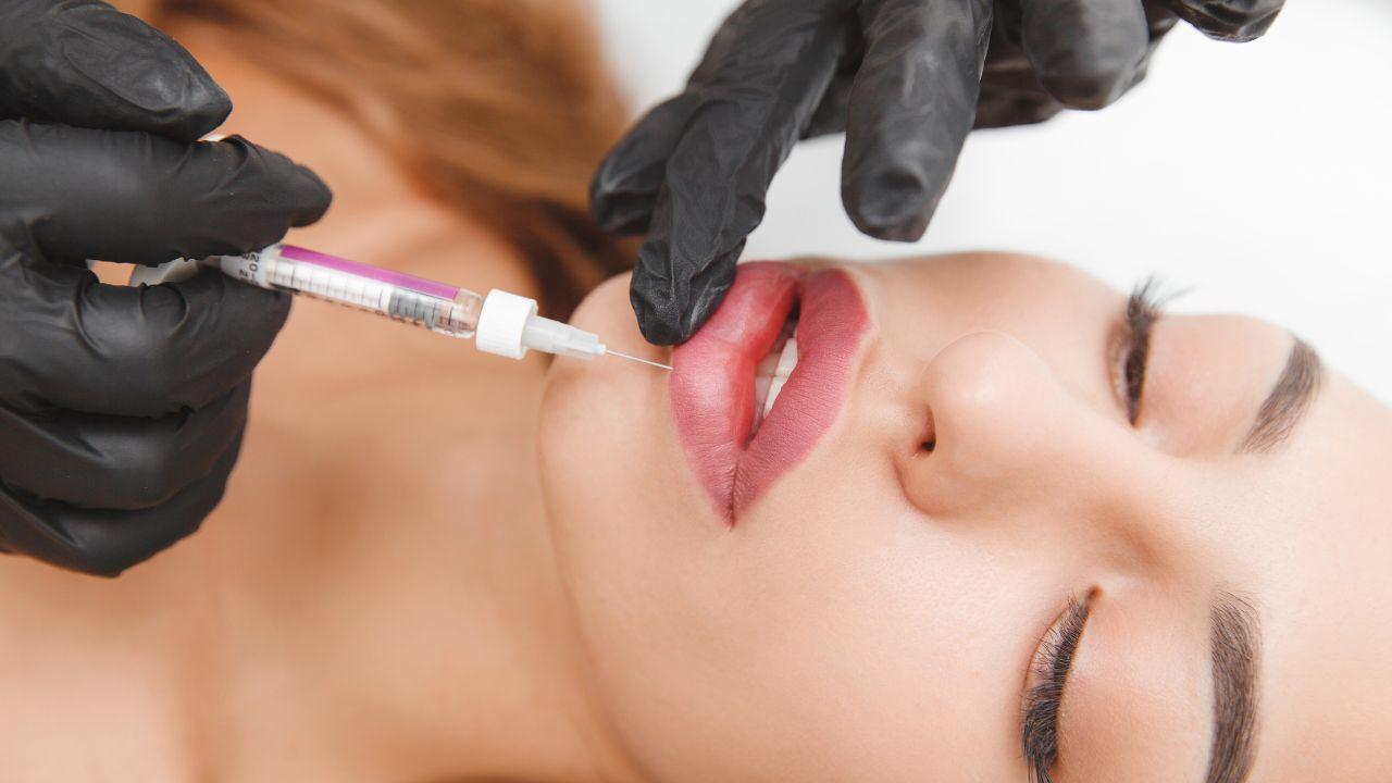 Imagem de uma mulher fazendo procedimento estético nos lábios