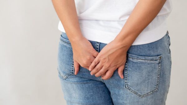 Odor forte nos gases geralmente está ligado à alimentação, mas pode indicar desequilíbrios no intestino quando frequente