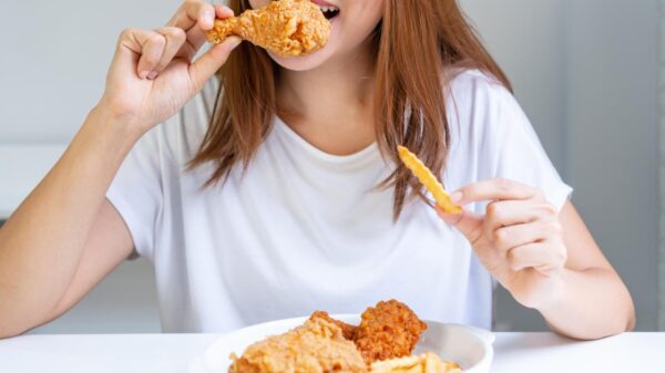 Pessoa comendo mesmo sem fome