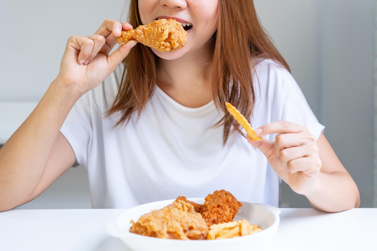 Pessoa comendo mesmo sem fome