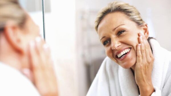 Queda hormonal na perimenopausa pode deixar a pele mais fina e seca