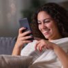 Rugas no pescoço por uso de celular aparecem mais cedo e criam nova demanda