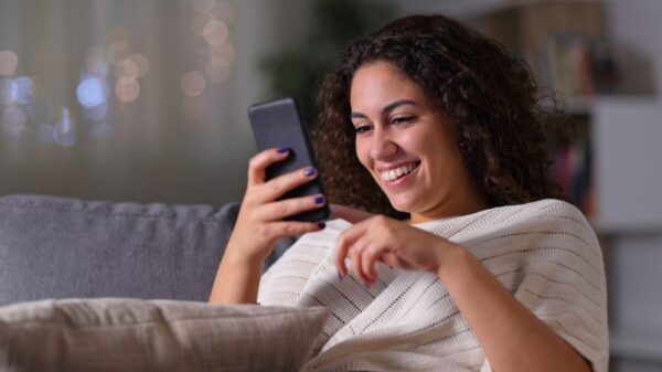 Rugas no pescoço por uso de celular aparecem mais cedo e criam nova demanda