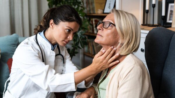 Imagem de uma senhora sendo examinada por uma médica