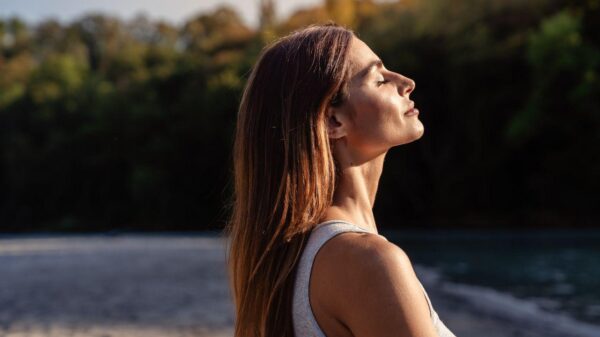 Imagem de uma mulher tomando sol