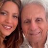 Shakira e o pai. mulher latina, cabelo cacheado, ao lado de um homem branco idoso.