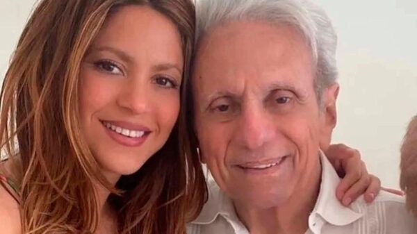 Shakira e o pai. mulher latina, cabelo cacheado, ao lado de um homem branco idoso.