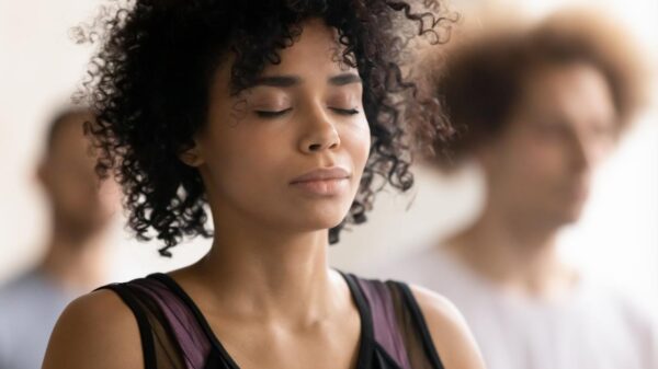 Mulher negra com os olhos fechados em silêncio.