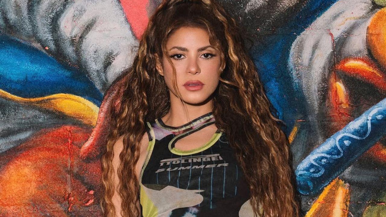Shakira. Mulher latina, cabelo cacheado longo, com cropped.