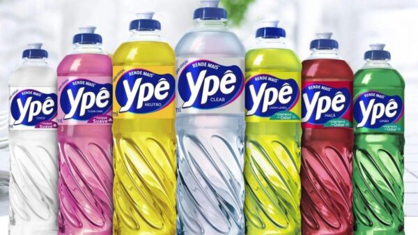 Foto mostra vários detergentes da ypê de diferentes cores um ao lado do outro.