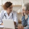 Homem idoso em consulta com uma médica.