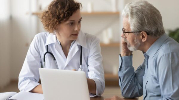 Homem idoso em consulta com uma médica.