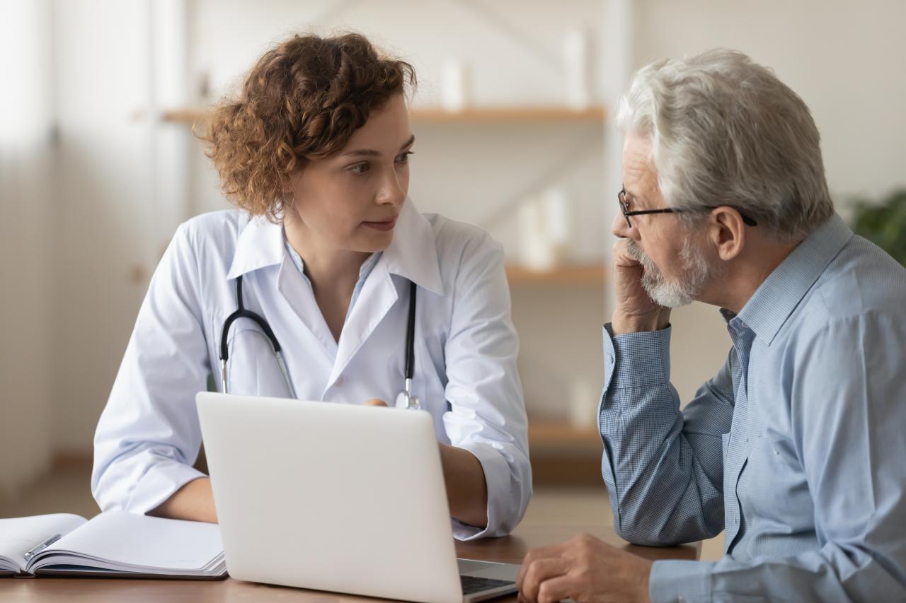 Homem idoso em consulta com uma médica.