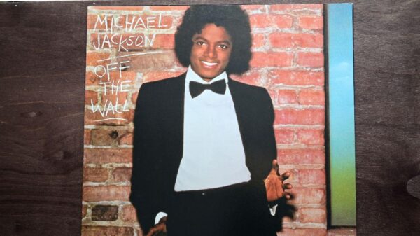 Michael Jackson jovem, negro, cabelo black, em capa de álbum.
