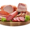 Foto mostra vários alimentos embutidos como salame, salsicha e peito de peru.