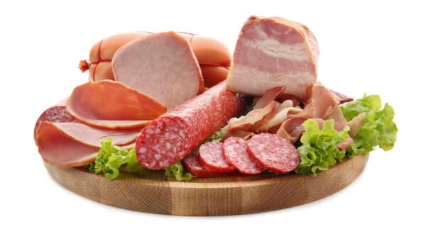 Foto mostra vários alimentos embutidos como salame, salsicha e peito de peru.