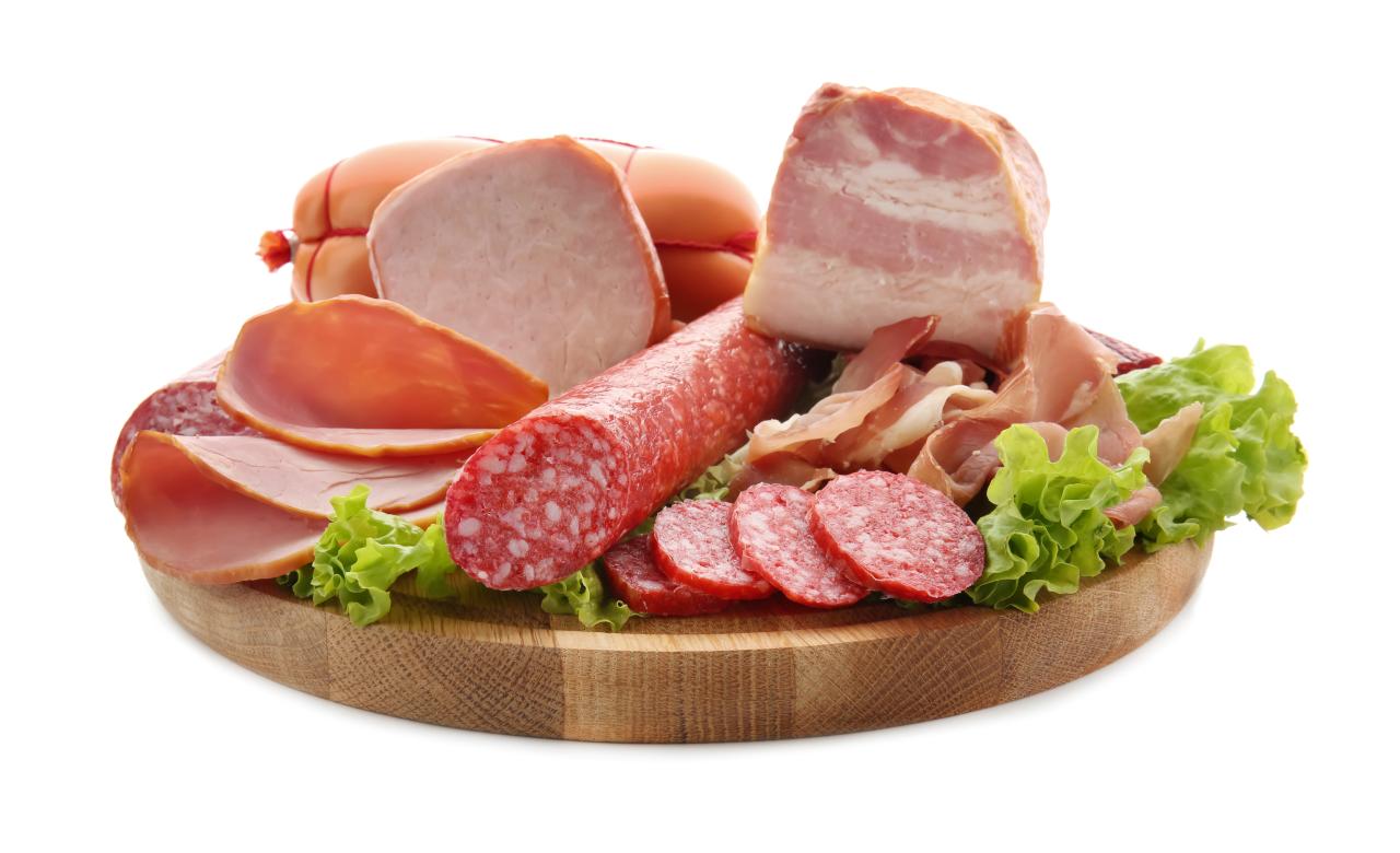 Foto mostra vários alimentos embutidos como salame, salsicha e peito de peru.