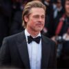 Foto mostra o ator Brad Pitt em premiação. Homem branco, loiro, cabelo curto, usando terno preto.