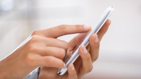 'WhatsAppite': Uso intenso de celular pode causar tendinite e outras lesões