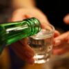 Álcool pode piorar crises de hemorroida? Especialista explica relação