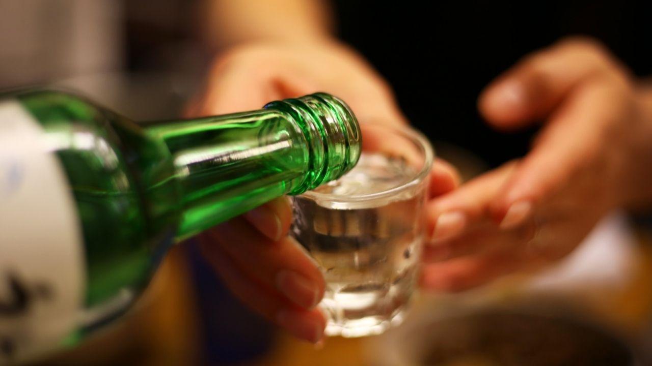 Álcool pode piorar crises de hemorroida? Especialista explica relação