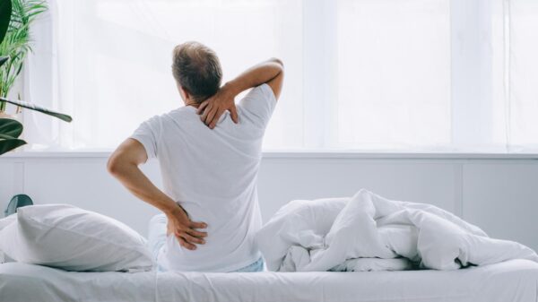 As posições para dormir que destroem sua coluna, segundo especialista