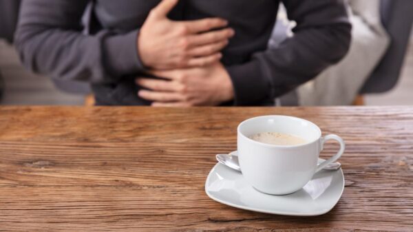 Azia, queimação e dor abdominal podem indicar gastrite, úlcera ou refluxo