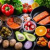 Banana verde, maçã sem casca e caqui estão entre as frutas que podem ajudar a prender o intestino