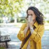 Chás quentes com ingredientes naturais podem ajudar a aliviar sintomas de gripe, como tosse, congestão nasal e garganta irritada